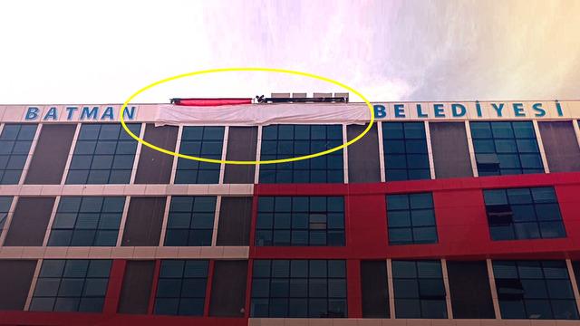 Hangi ilçe il olacak? diye beklerken belediye binasındaki yeni tabela olay oldu! Önce asıldı sonra perdeyle kapatıldı... 21 Mart'ta Erdoğan mı duyuracak?