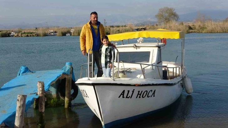 Büyük bir kuzu balığı yakaladığını düşünüp sevindi... Yaklaşınca şaşkına döndü! Bir anda göz göze geldi G3