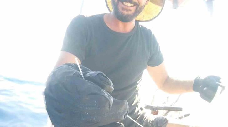 Büyük bir kuzu balığı yakaladığını düşünüp sevindi... Yaklaşınca şaşkına döndü! Bir anda göz göze geldi G1