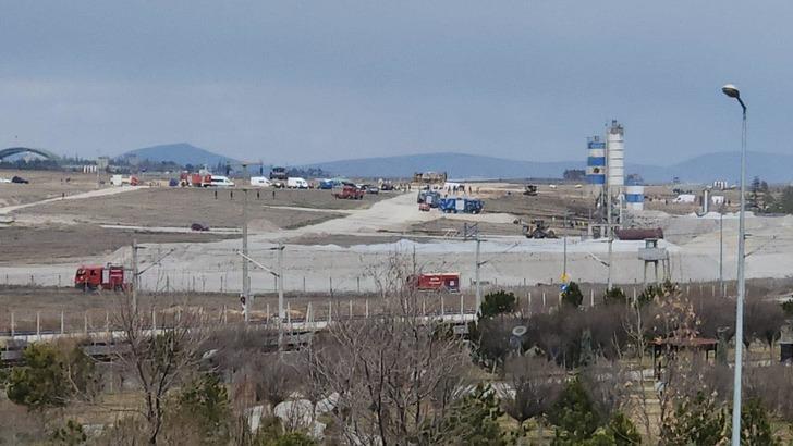 Konya'da Türk Yıldızları'nın eğitim uçağı iş makinesinin üzerine düştü! Pilot uçaktan böyle atladı! İşte uçağın düşüş anı... G2