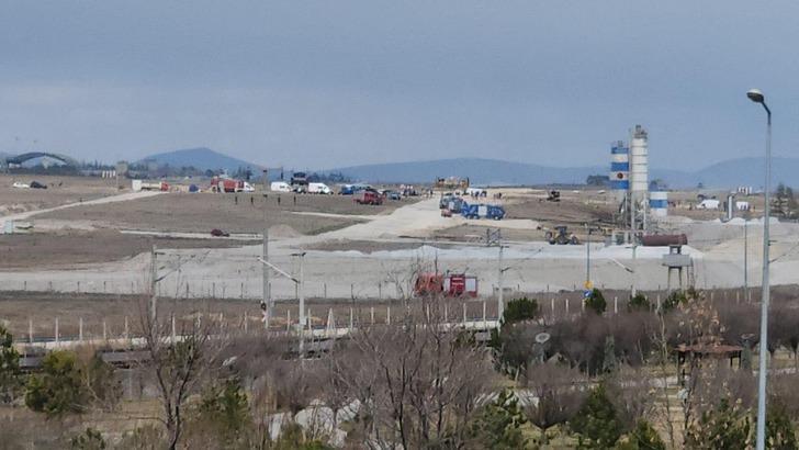 Konya'da Türk Yıldızları'nın eğitim uçağı iş makinesinin üzerine düştü! Pilot uçaktan böyle atladı! İşte uçağın düşüş anı... G4