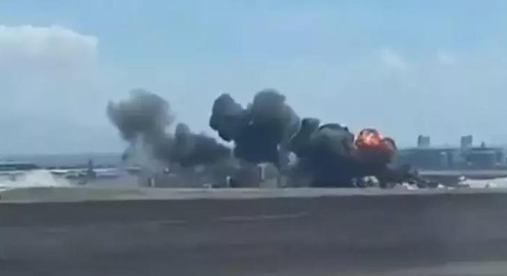 Konya'da Türk Yıldızları'nın eğitim uçağı iş makinesinin üzerine düştü! Pilot uçaktan böyle atladı! İşte uçağın düşüş anı... G1