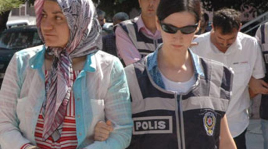İşkenceden &ouml;len &ccedil;ocuğunun kafasını dikmiş