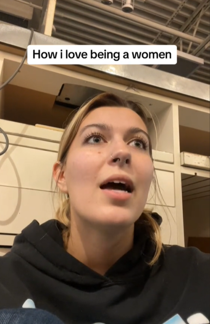 Mağaza çalışanı mesai bitimine dakikalar kala yaşadığı tacizi anlattı! 3 erkek müşteri mağazadan çıkmayı reddetti... "Kasanın arkasına saklanıp bekledim" G3