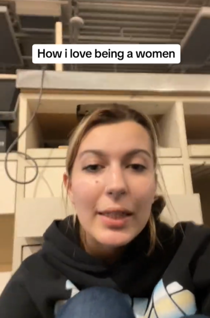 Mağaza çalışanı mesai bitimine dakikalar kala yaşadığı tacizi anlattı! 3 erkek müşteri mağazadan çıkmayı reddetti... "Kasanın arkasına saklanıp bekledim" G4