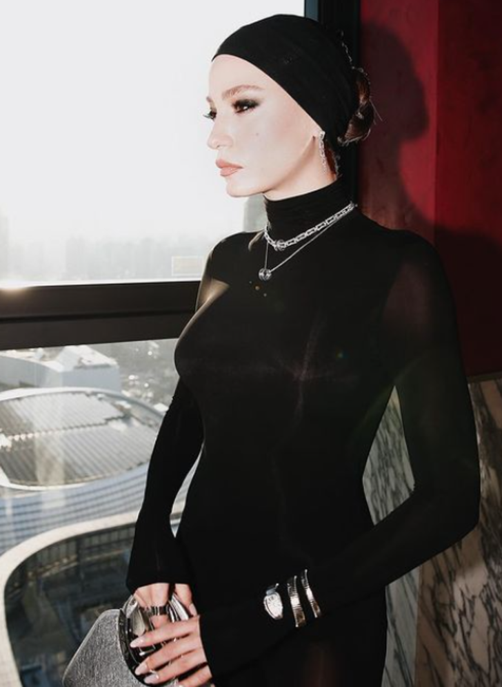 Aile'nin güzeli Serenay Sarıkaya başına bandana taktı! Tarzı 'Kızılcık Şerbeti'ne mi girecek?' dedirtti G3