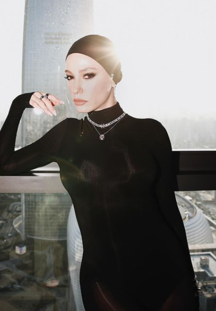 Aile'nin güzeli Serenay Sarıkaya başına bandana taktı! Tarzı 'Kızılcık Şerbeti'ne mi girecek?' dedirtti G4