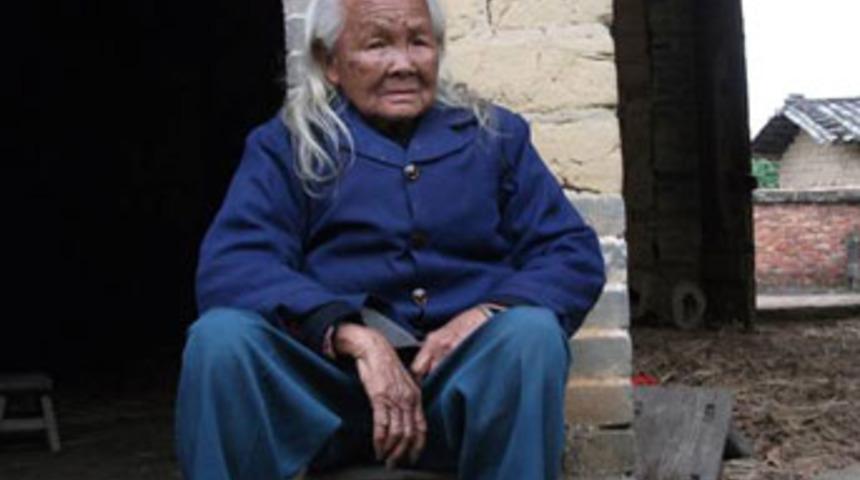 Tabuttan &ccedil;ıkıp yemek yaptı!