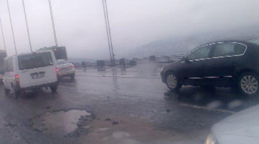 Köprüde asfalt kalktı, trafik felç oldu