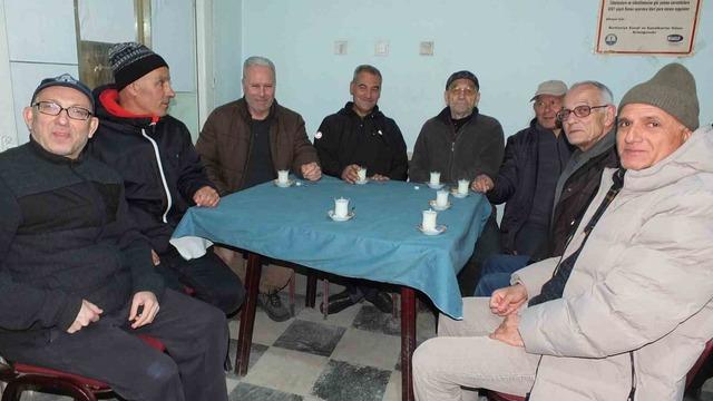 O ilçedeki kahvehanelerde ne çay ne de kahve içiliyor... Favori içecekleri bu oldu! Fiyatı çayla aynı