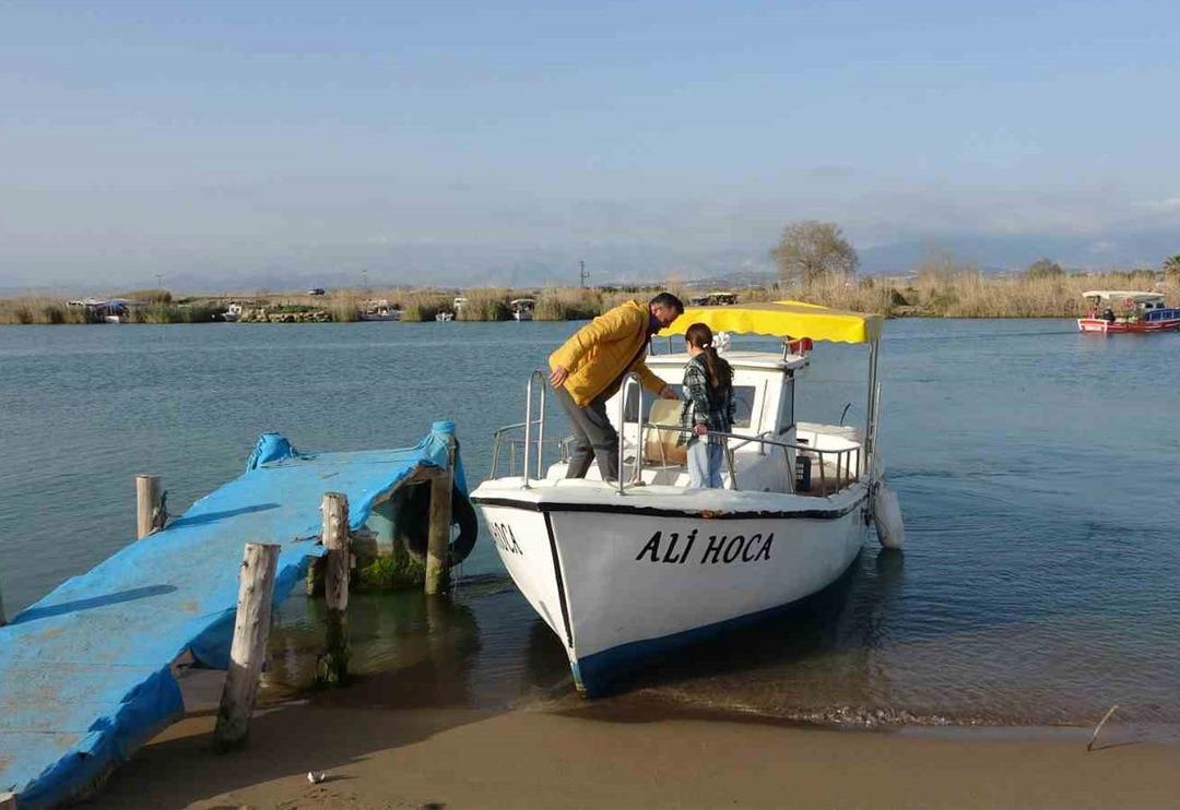 B&uuml;y&uuml;k bir kuzu balığı yakaladığını d&uuml;ş&uuml;n&uuml;p sevindi... Yaklaşınca şaşkına d&ouml;nd&uuml;! Bir anda g&ouml;z g&ouml;ze geldi