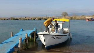 Büyük bir kuzu balığı yakaladığını düşünüp sevindi... Yaklaşınca şaşkına döndü! Bir anda göz göze geldi