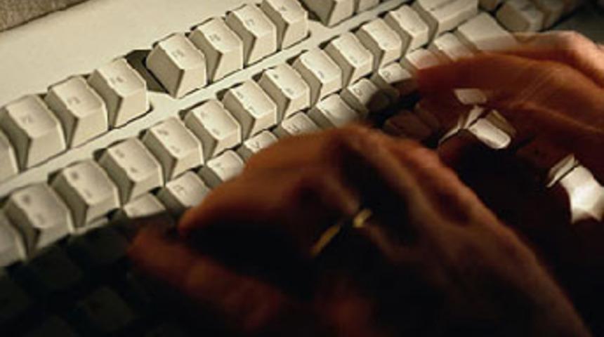 İnternet sapığı su&ccedil;&uuml;st&uuml; yakalandı