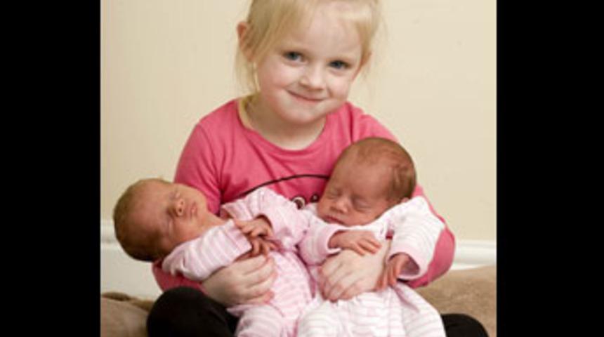 Üçüzlerden 2’si 4 yıl sonra dünyaya geldi!