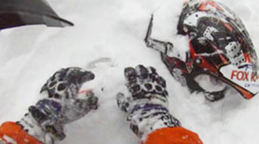 Çığ altındaki sporcu böyle çıkarıldı