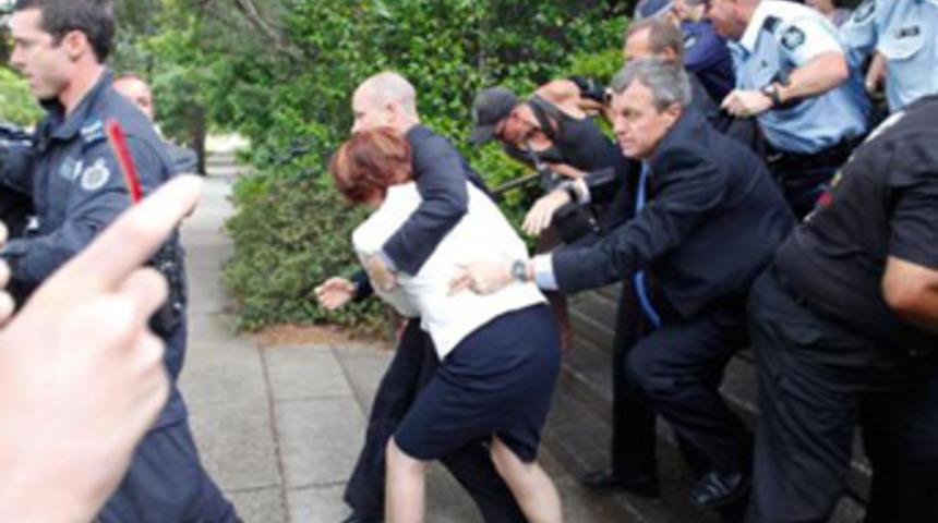 Ayakkabısını bırakıp kaçtı!