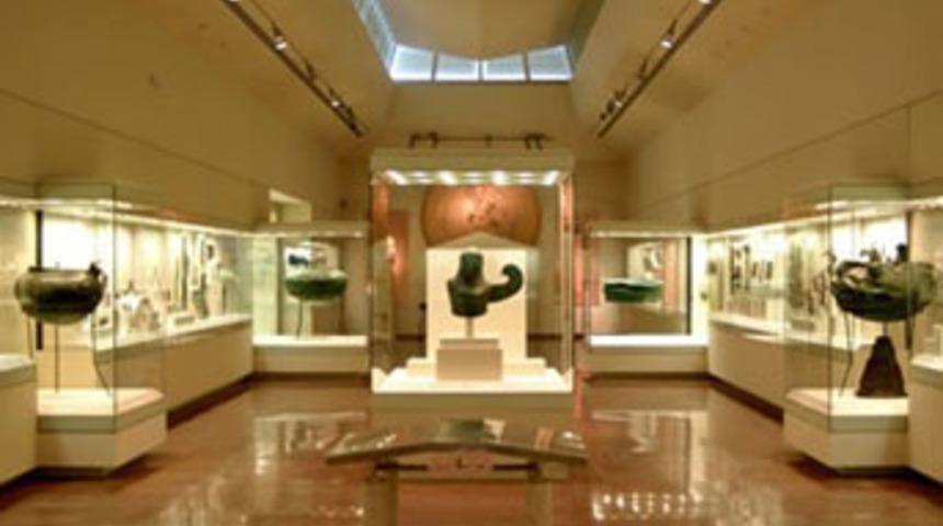 Atina'da paha bi&ccedil;ilmez 68 eser &ccedil;alındı