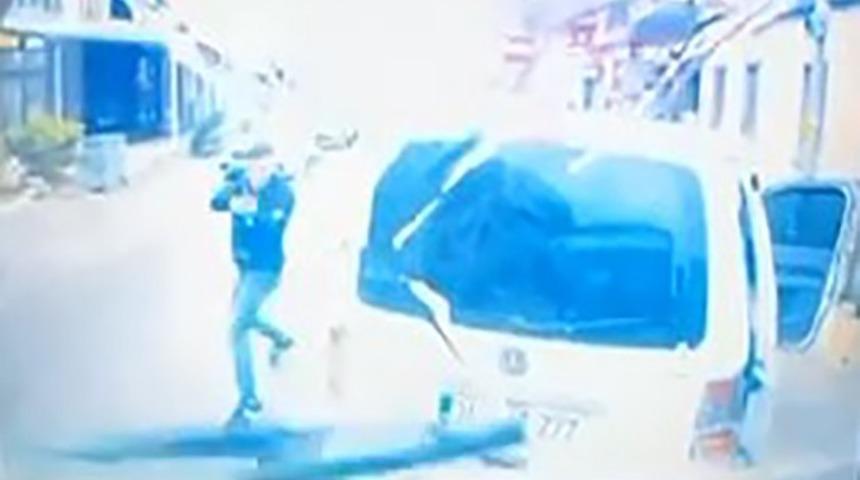 Trafikte dehşet anları! Halk otobüsünün yolunu kesip sürücüyü darp etti, av tüfeğiyle ateş açtı