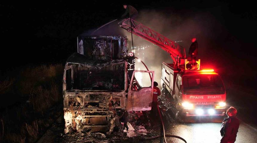 Edirne’de domates yüklü tır yanarak hurdaya döndü