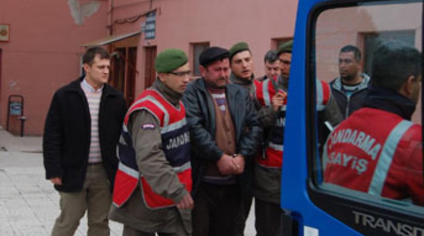 Havaya eteş etti, genci g&ouml;ğs&uuml;nden vurdu