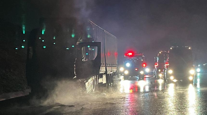 Kuzey Marmara Otoyolu'nda alev alan tır kullanılamaz hale geldi