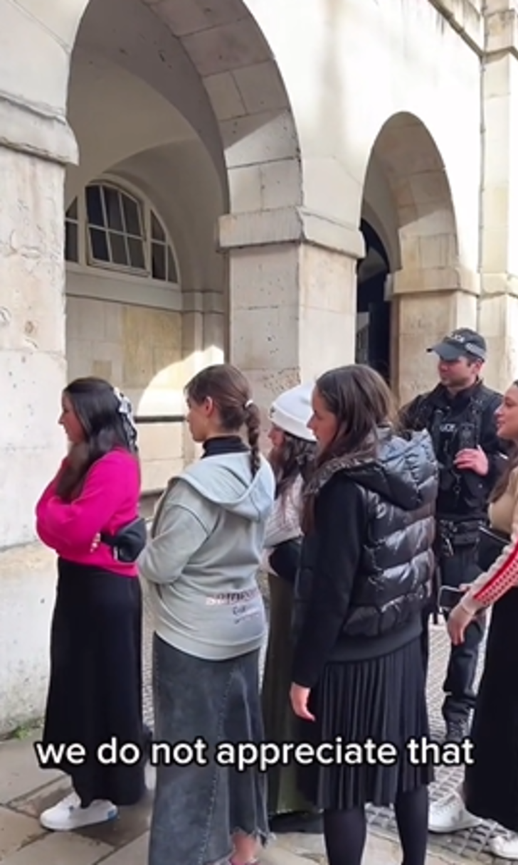 Nöbet tutan askerleri böyle taciz ettiler! Görüntüler sosyal medyada tepkilere neden oldu... "Onlar alay konusu değiller" G3