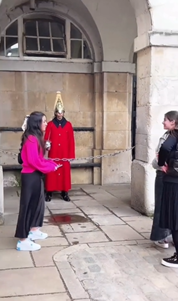 Nöbet tutan askerleri böyle taciz ettiler! Görüntüler sosyal medyada tepkilere neden oldu... "Onlar alay konusu değiller" G4