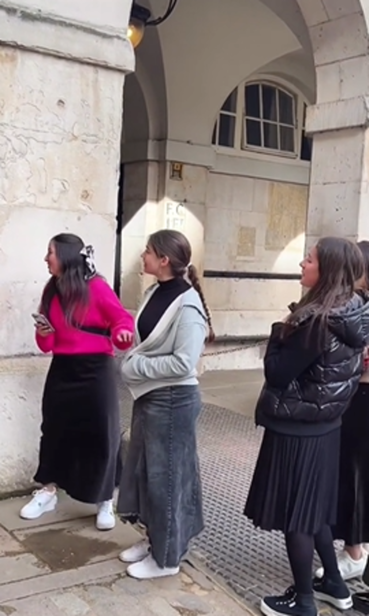 Nöbet tutan askerleri böyle taciz ettiler! Görüntüler sosyal medyada tepkilere neden oldu... "Onlar alay konusu değiller" G5