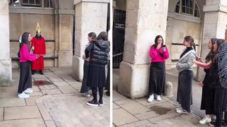 Nöbet tutan askerleri böyle taciz ettiler! Görüntüler sosyal medyada tepkilere neden oldu... Onlar alay konusu değiller