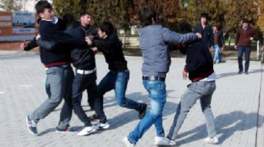 Öğrenciler tekme-tokat kavga etti