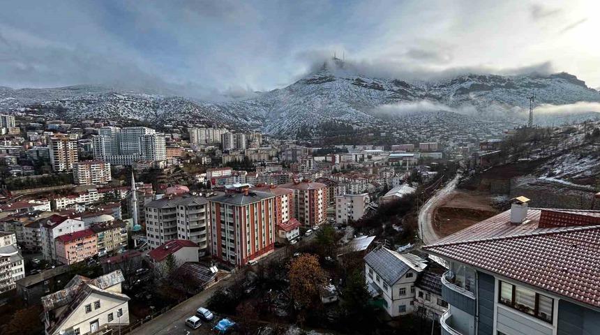 Kara kış geri döndü! 2 ilde yollar kapandı, eğitime ara verildi