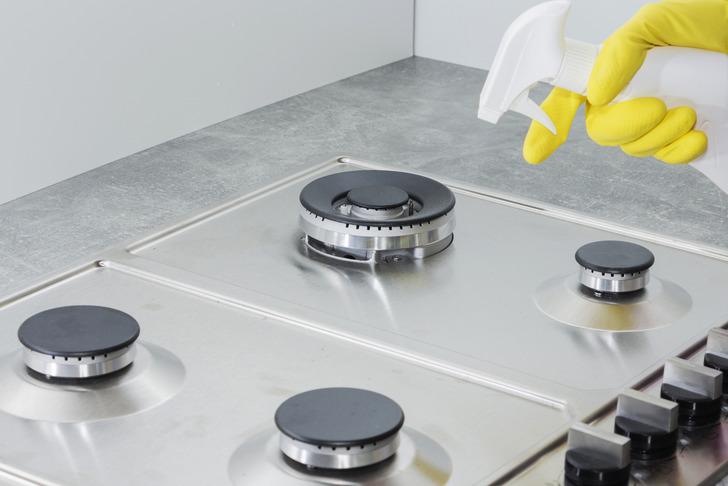 Denemeyen bin pişman: Ocak gözündeki yağ ve kiri söker atar! Kararmış ocak gözlerine son