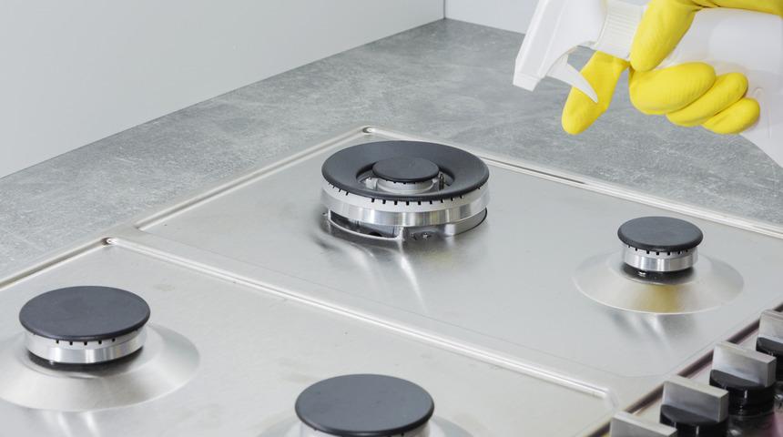 Denemeyen bin pişman: Ocak g&ouml;z&uuml;ndeki yağ ve kiri s&ouml;ker atar! Kararmış ocak g&ouml;zlerine son