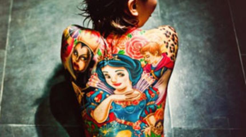 Pamuk prensesi sırtında taşıyor