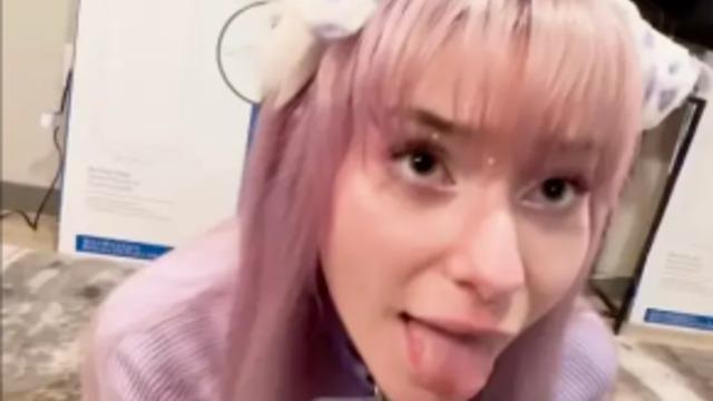 Kendisini köpek olarak tanımlıyor! Dışarıda tuvaletimi yapıyorum, bakıcılarım var dedi... Sosyal medyada yer yerinden oynadı