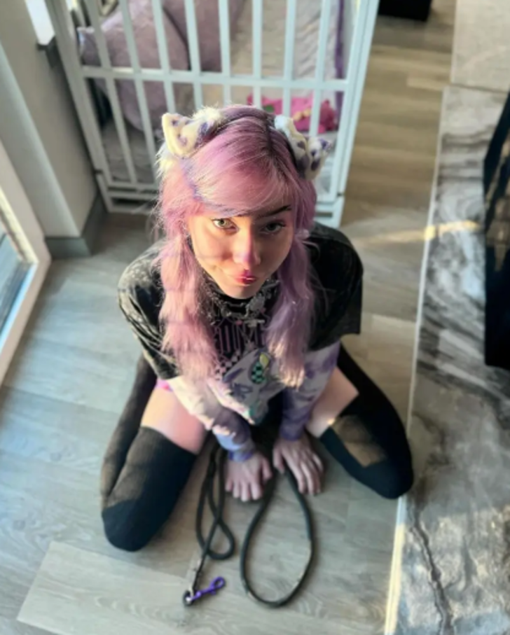 Kendisini köpek olarak tanımlıyor! "Dışarıda tuvaletimi yapıyorum, bakıcılarım var" dedi... Sosyal medyada yer yerinden oynadı G4