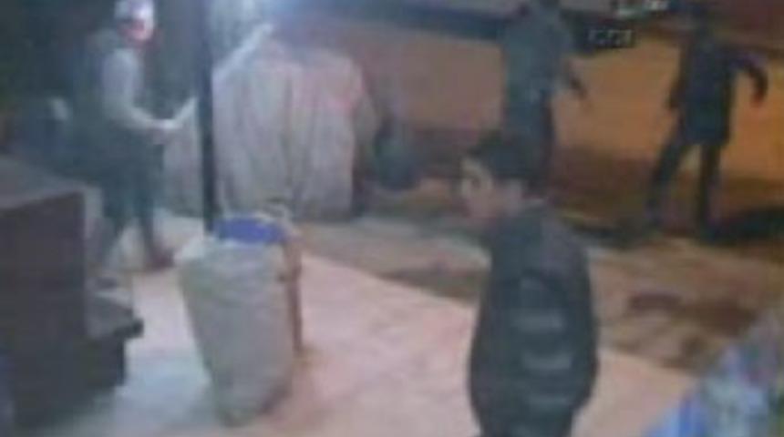 Gasp&ccedil;ıları sopayla kovaladı