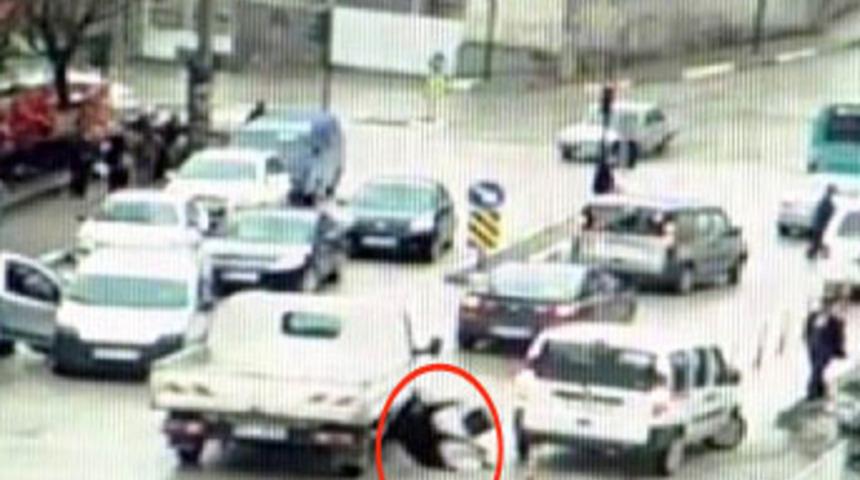 Kamyonet başının üzerinden geçti