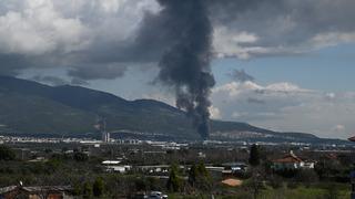 İzmir'de kimyasal malzemelerin bulunduğu depoda yangın çıktı