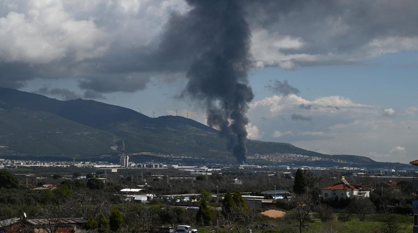 İzmir'de kimyasal malzemelerin bulunduğu depoda yangın çıktı