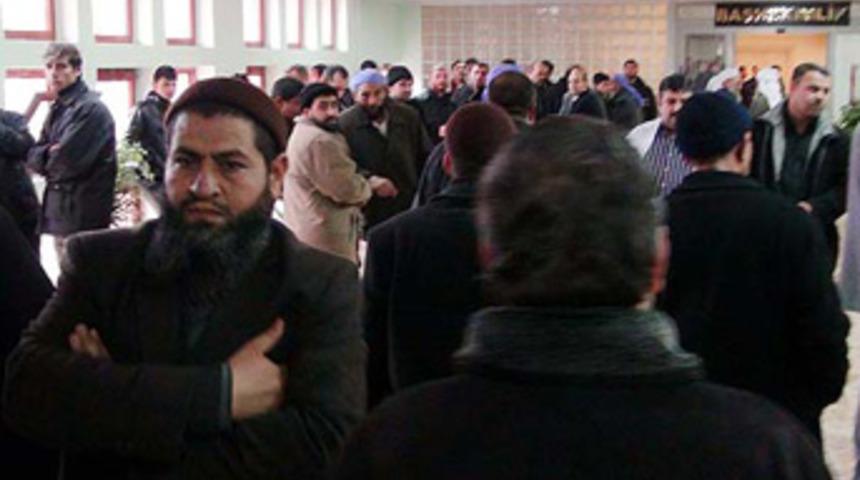 Doktorlar kapıştı, cemaat hastaneyi bastı