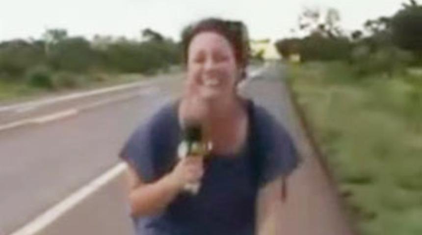 Kamyon, anons yapan muhabirin aklını aldı