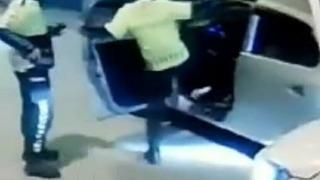 Görüntüler dehşete düşürdü! Ehliyetsiz sürücüyü, polis böyle tekmeledi