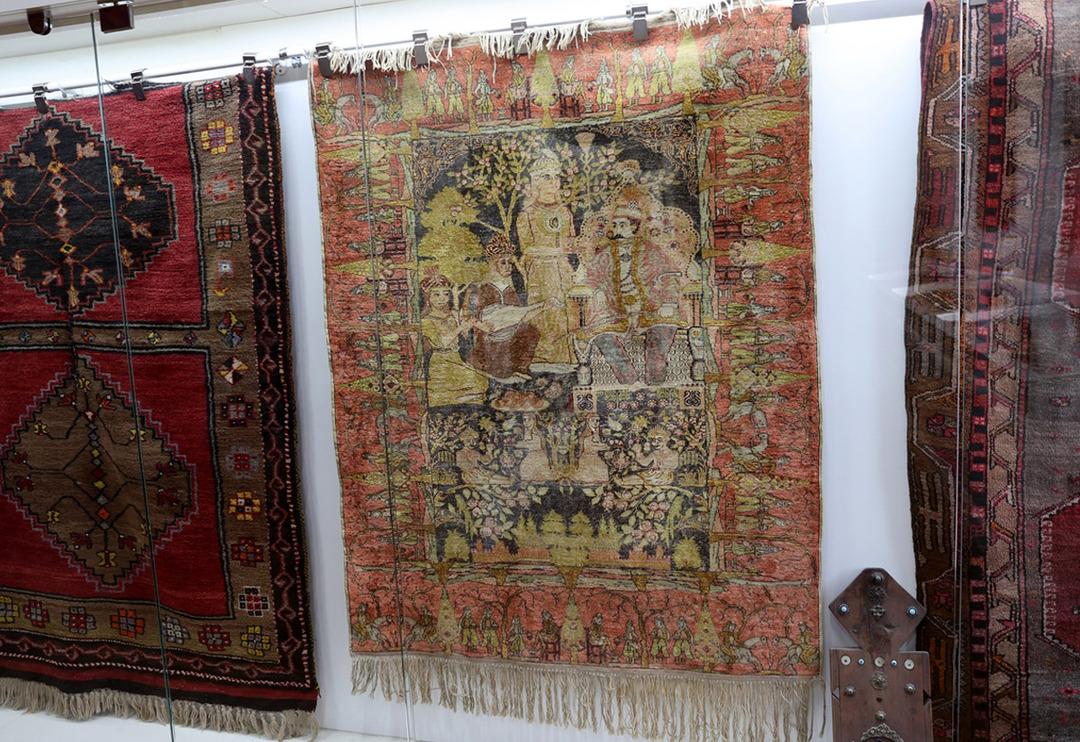 Tıpkı ağa&ccedil;lar gibi... Yaşını b&ouml;yle anlıyorlar! 1000 yıllık halının &uuml;zerindeki hikaye dikkat &ccedil;ekici