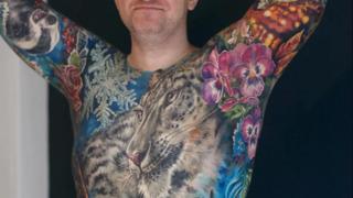 Tişört zannettiler ama değil! Tüm vücudunu kaplayan dövmeleri için 300 saatini harcadı... Yetmedi Avustralya'dan İngiltere'ye uçarak 60 bin sterlin harcadı