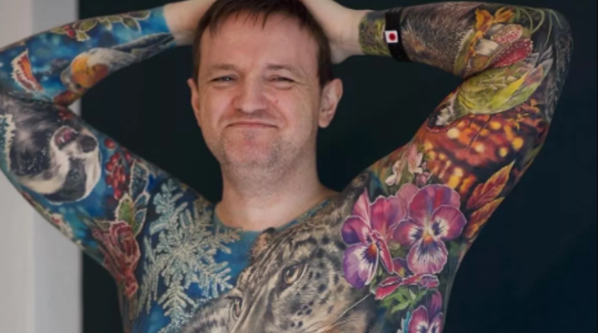 Tişört zannettiler ama değil! Tüm vücudunu kaplayan dövmeleri için 300 saatini harcadı... Yetmedi Avustralya'dan İngiltere'ye uçarak 60 bin sterlin harcadı