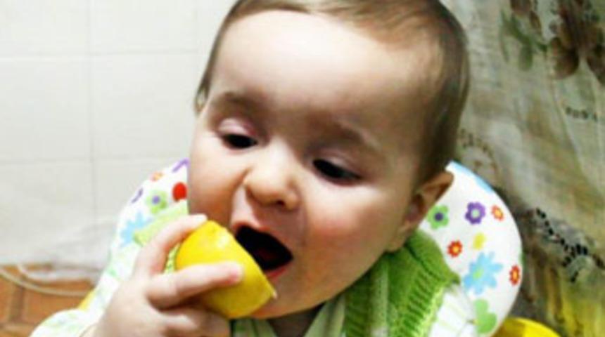 Limon yiyen bebek g&uuml;ld&uuml;rd&uuml;