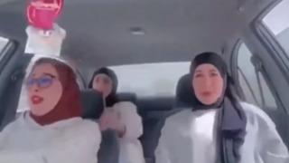 Müziği açıp arabada klip çekmek istediler! Video macerası kısa sürdü... O anlar sosyal medyada çok konuşuldu