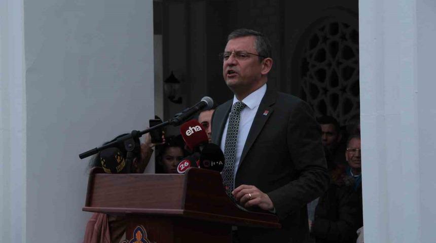 Özgür Özel cami açılışına katıldı! İYİ Parti'den istifa eden Hatipoğlu'na sert tepki:  Milli irade hırsızı, siyasi yankesici...