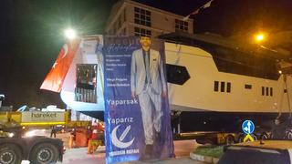 Böyle seçim konvoyu görülmedi! Dubaili iş insanı için yapılan lüks yatı kamyona yükleyip oy istedi